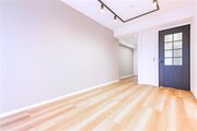 毎日見るものだからこそ重要な「色合い」。リビングの扉はリラックス効果のある「青」を基調に。 毎日見るものだからこそ重要な「色合い」。リビングの扉はリラックス効果のある「青」を基調に。