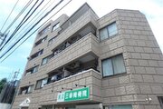 東武東上線「東武練馬」駅より徒歩10分。都市機能の利便性を感じられる立地に建つマンションです。