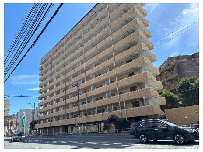 青物横丁駅まで徒歩2分。都市生活の利便性と充実感を得られる立地に佇んでいます。