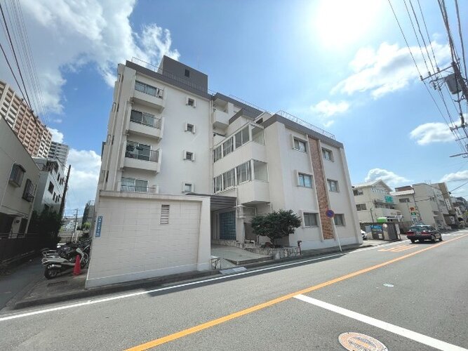 統一した色調でデザインされたマンションは周囲と調和した景観を生み出しています。 統一した色調でデザインされたマンションは周囲と調和した景観を生み出しています。