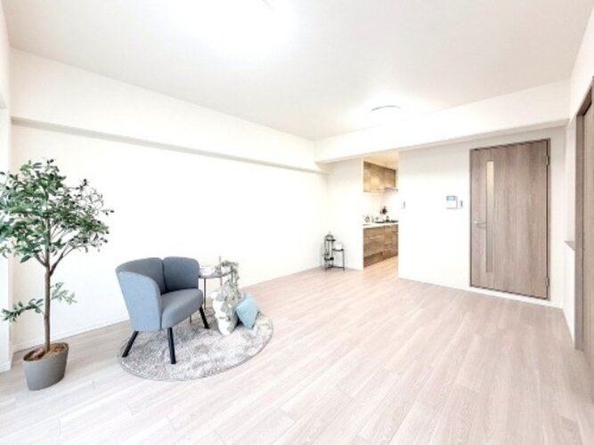 柔らかな色合いのフローリングと清潔感のあふれる白のクロスが明るい空間を創り出しているLDK。