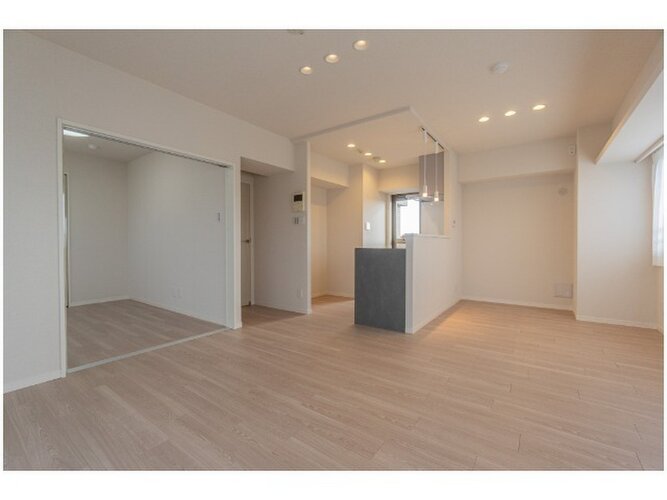 爽やかな風がそよぐ光に溢れた空間。清々しい気持ちになるお部屋です。 爽やかな風がそよぐ光に溢れた空間。清々しい気持ちになるお部屋です。