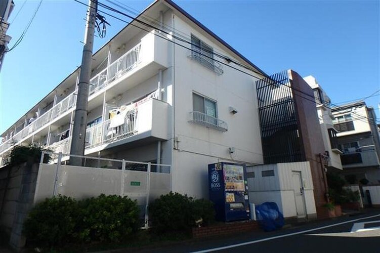 京王線「幡ヶ谷」駅まで徒歩5分。都市機能の利便性を感じられる立地に建つマンションです。 京王線「幡ヶ谷」駅まで徒歩5分。都市機能の利便性を感じられる立地に建つマンションです。