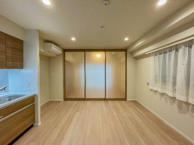 お部屋の形が綺麗なリビングの為、テーブルやソファなどの家具を一通り置くことができそうです♪ お部屋の形が綺麗なリビングの為、テーブルやソファなどの家具を一通り置くことができそうです♪