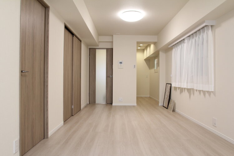 ご家族が集うLDKは約15.1帖、隣接する洋室(約5.0帖)と一体利用が可能です。 ご家族が集うLDKは約15.1帖、隣接する洋室(約5.0帖)と一体利用が可能です。