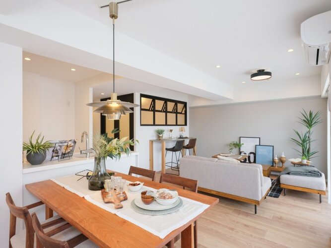 爽やかなホワイトを基調に、ブラックやグレーなどモダンな色調を採用した上質なお部屋です。ブラックフレームの室内窓がアクセントをもたらしお部屋全体をセンスアップします。 爽やかなホワイトを基調に、ブラックやグレーなどモダンな色調を採用した上質なお部屋です。ブラックフレームの室内窓がアクセントをもたらしお部屋全体をセンスアップします。