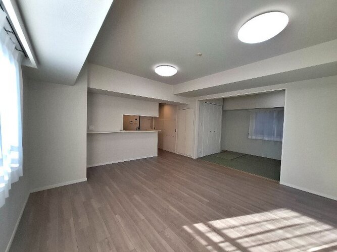 大きな窓があることによって、景色との一体感が生まれ空間をより広く見せる役目を果たしています。 大きな窓があることによって、景色との一体感が生まれ空間をより広く見せる役目を果たしています。