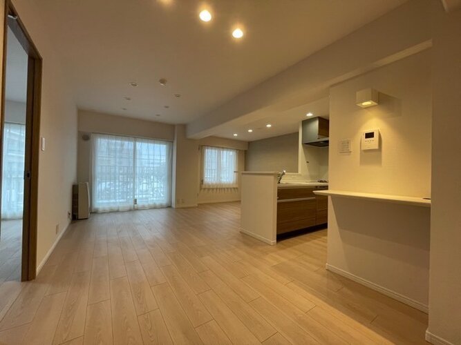 リビングとダイニング、2つの空間機能を使い分ける発想が、ライフスタイルに新しいゆとりをもたらします。 リビングとダイニング、2つの空間機能を使い分ける発想が、ライフスタイルに新しいゆとりをもたらします。