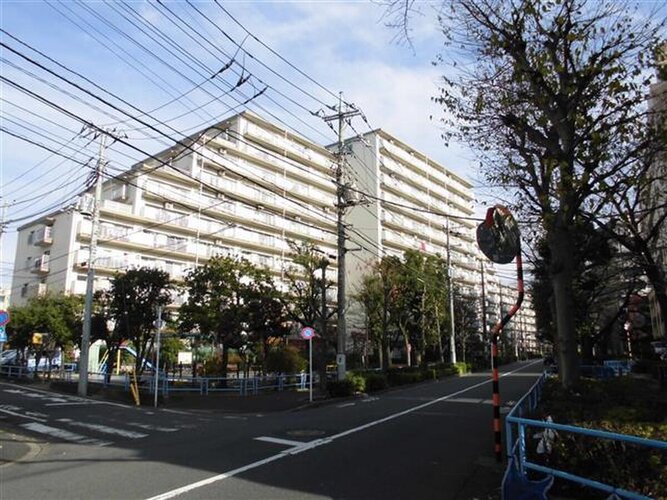 東武伊勢崎線「梅島」駅まで徒歩6分。都市機能の利便性を感じられる立地に建つマンションです。