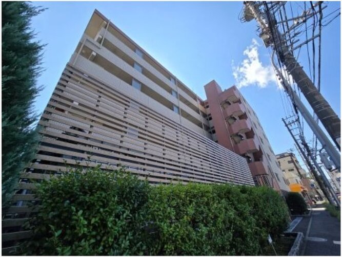 平成築、総戸数40戸のマンション。最寄り駅井土ヶ谷駅まで徒歩8分ほど。 平成築、総戸数40戸のマンション。最寄り駅井土ヶ谷駅まで徒歩8分ほど。