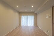 柔らかな色合いのフローリングと清潔感のあふれる白のクロスが明るい空間を創り出しているLDK。