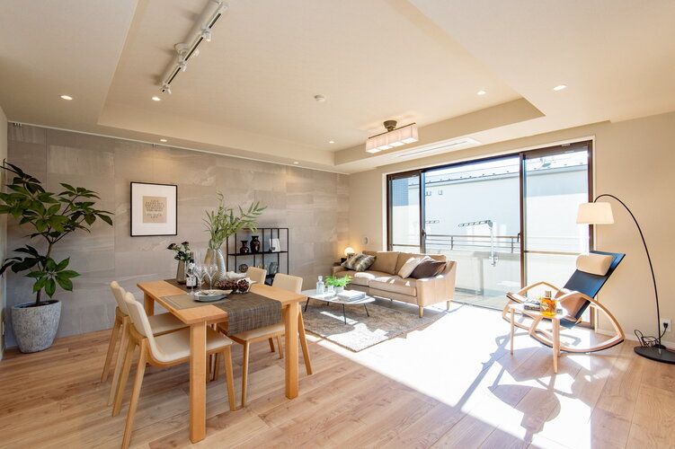 折り上げ天井や天カセエアコンなど、品のある街に調和した上質なリビングダイニングです。東側の壁一面には、調湿や脱臭機能の高いエコカラットを採用しました。 折り上げ天井や天カセエアコンなど、品のある街に調和した上質なリビングダイニングです。東側の壁一面には、調湿や脱臭機能の高いエコカラットを採用しました。