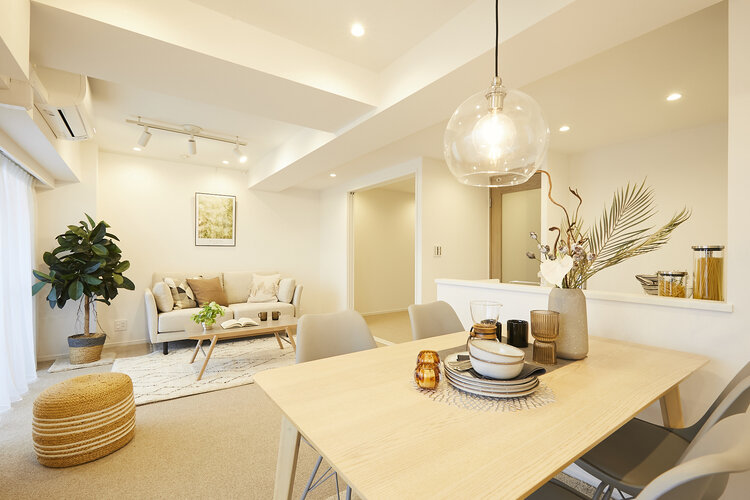 東向きの窓からたっぷりの日差しを取り込むリビングダイニングキッチンです。 東向きの窓からたっぷりの日差しを取り込むリビングダイニングキッチンです。