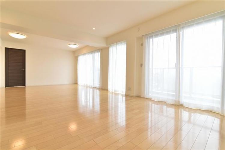 約25.7帖の広々LDK♪床暖房もございます! 約25.7帖の広々LDK♪床暖房もございます!