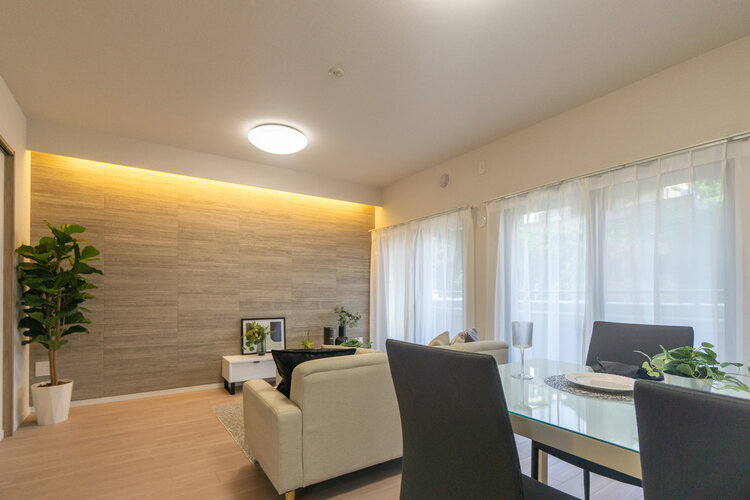 建物全体の雰囲気と合わせた色調と素材のリノベーション。居心地よくホッととできる空間です。