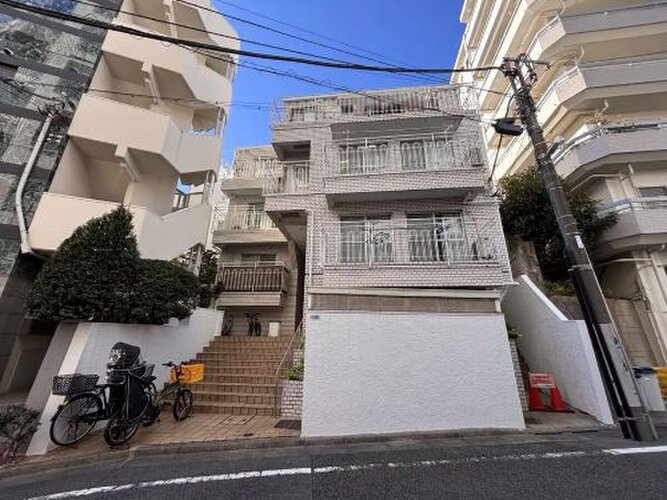 東京メトロ千代田線「代々木公園」駅まで徒歩 5 分 東京メトロ千代田線「代々木公園」駅まで徒歩 5 分