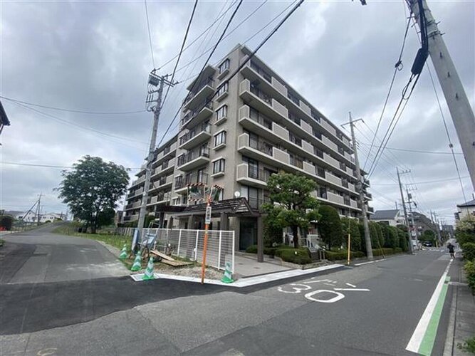 「東川口」駅より徒歩6分。都市機能の利便性を感じられる立地に建つマンションです。