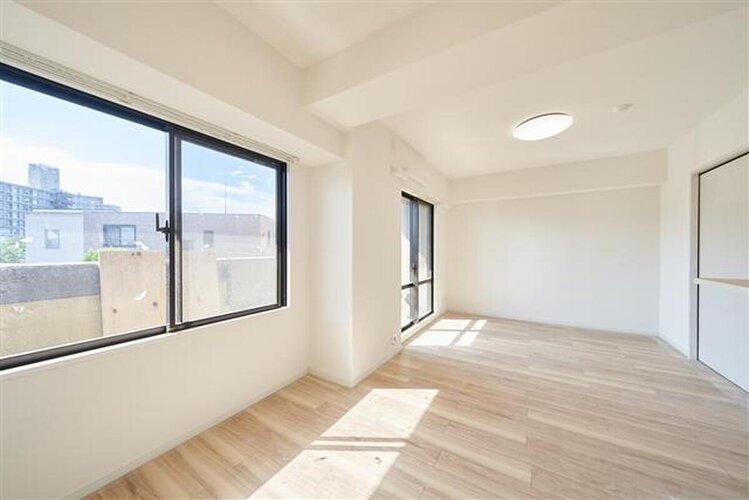 多くの光を取りこむLDKは照明と質感の高いフローリングでスタイリシュに。より使いやすくより美しく♪ 多くの光を取りこむLDKは照明と質感の高いフローリングでスタイリシュに。より使いやすくより美しく♪