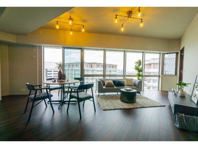 多くの光を取りこむLDKは照明と質感の高いフローリングでスタイリシュに。より使いやすくより美しく♪ 多くの光を取りこむLDKは照明と質感の高いフローリングでスタイリシュに。より使いやすくより美しく♪