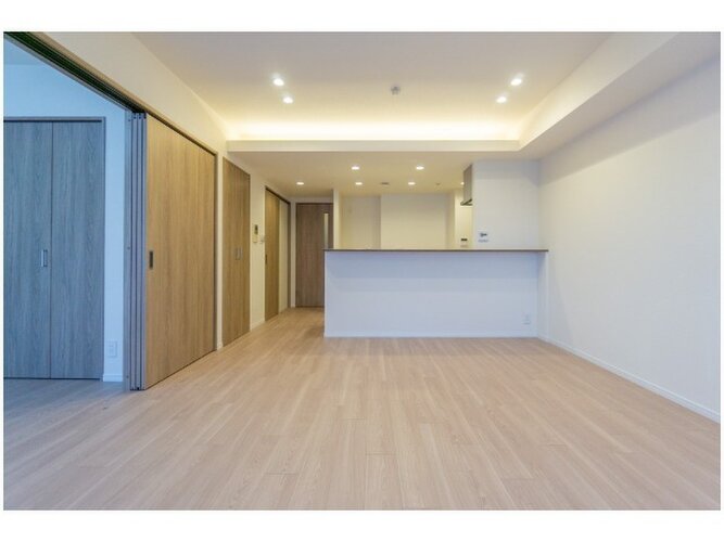 広さ15.2帖の落ち着いた雰囲気のLDK。伸びやかな空間の中で、ゆったりとしたひとときを過ごせそうです。 広さ15.2帖の落ち着いた雰囲気のLDK。伸びやかな空間の中で、ゆったりとしたひとときを過ごせそうです。