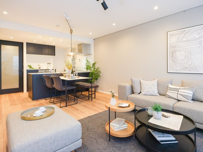 グレイッシュな壁紙と温もり溢れる木目調の床材に包まれたリビングです。豊かに快適に、大切な「日常」を紡いでいける柔らかな内装に仕上げました。 グレイッシュな壁紙と温もり溢れる木目調の床材に包まれたリビングです。豊かに快適に、大切な「日常」を紡いでいける柔らかな内装に仕上げました。