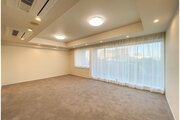 お部屋の形が綺麗なリビングの為、テーブルやソファなどの家具を一通り置くことができそうです♪ お部屋の形が綺麗なリビングの為、テーブルやソファなどの家具を一通り置くことができそうです♪