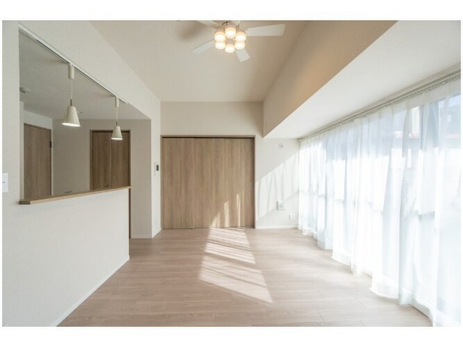 爽やかな風がそよぐ光に溢れた空間。清々しい気持ちになるお部屋です。