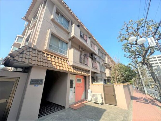 大森駅まで徒歩6分。都市生活の利便性と充実感を得られる立地に佇んでいます。 大森駅まで徒歩6分。都市生活の利便性と充実感を得られる立地に佇んでいます。