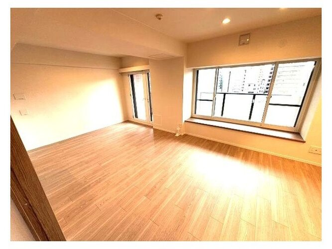 落ち着きのあるフローリングと清潔感のあるクロスが心和む空間を作り出しています。