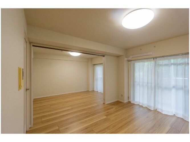 落ち着きのあるフローリングと清潔感のあるクロスが心和む空間を作り出しています。 落ち着きのあるフローリングと清潔感のあるクロスが心和む空間を作り出しています。