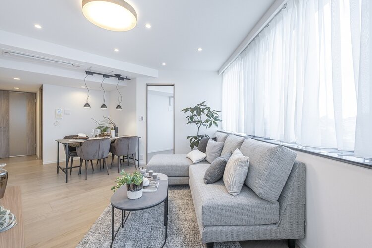 揺らめくカーテンの向こうからめいっぱいの光が差し込む、約18.6帖の開放感のあるリビングダイニングキッチンです。豊かに快適に、大切な「日常」を紡いでいける柔らかな空間です。 揺らめくカーテンの向こうからめいっぱいの光が差し込む、約18.6帖の開放感のあるリビングダイニングキッチンです。豊かに快適に、大切な「日常」を紡いでいける柔らかな空間です。