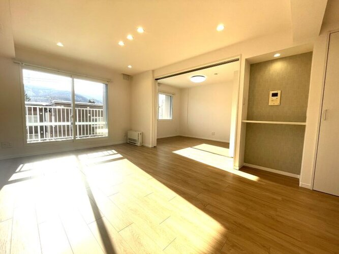 広々とした開放感を感じるLDK。思い思いに憩いの場所を作り上げていけそうです。 広々とした開放感を感じるLDK。思い思いに憩いの場所を作り上げていけそうです。