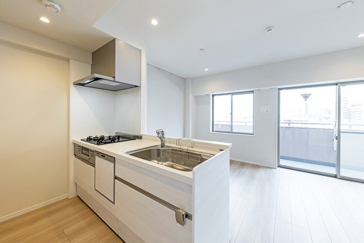 ワイドバルコニーからたっぷりの日が差し込み、明るく楽しい声が聞こえてきそうなリビングダイニングキッチンです。自分の世界に没頭する時間も、ご家族の団らんも大切にできる空間です。 ワイドバルコニーからたっぷりの日が差し込み、明るく楽しい声が聞こえてきそうなリビングダイニングキッチンです。自分の世界に没頭する時間も、ご家族の団らんも大切にできる空間です。