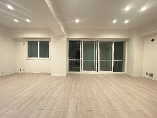 柔らかな色合いのフローリングと清潔感のあふれる白のクロスが明るい空間を創り出しているLDK。