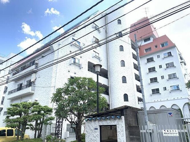 重厚なイメージを受けるマンション。港区南青山の落ち着きのある街並みも魅力的♪ 重厚なイメージを受けるマンション。港区南青山の落ち着きのある街並みも魅力的♪