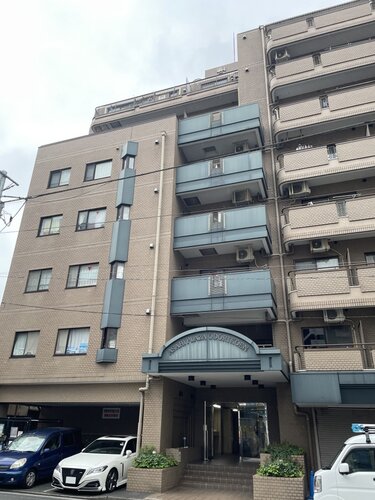 「阪東橋」駅まで徒歩5分。日常生活便利な立地に佇むマンションです。