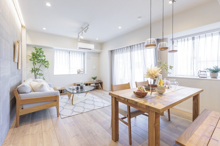 ゆらめくカーテンの向こうから、温かい陽の光と風通しの良さを感じる安らぎのリビングです。心がほっとするような穏やかな時間が流れます。 ゆらめくカーテンの向こうから、温かい陽の光と風通しの良さを感じる安らぎのリビングです。心がほっとするような穏やかな時間が流れます。