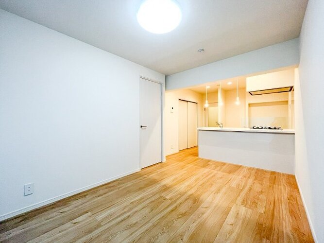 内装はシンプルに落ち着きのある空間にしています。ゆったりとしたひとときを過ごせそうです♪ 内装はシンプルに落ち着きのある空間にしています。ゆったりとしたひとときを過ごせそうです♪