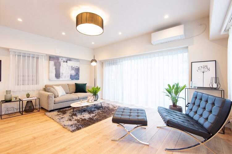 南向きの窓からやさしい光を取り込み、春夏秋冬快適に過ごせるリビングダイニングです。こだわりのフローリングは、広幅デザインで立体感のある貼り上がりを実現。お手入れのしやすさも魅力です。 南向きの窓からやさしい光を取り込み、春夏秋冬快適に過ごせるリビングダイニングです。こだわりのフローリングは、広幅デザインで立体感のある貼り上がりを実現。お手入れのしやすさも魅力です。