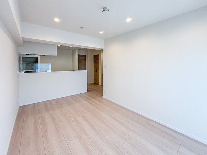 柔らかな色合いのフローリングと清潔感のあふれる白のクロスが明るい空間を創り出しているLDK。 柔らかな色合いのフローリングと清潔感のあふれる白のクロスが明るい空間を創り出しているLDK。