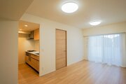 お部屋の形が綺麗なリビングの為、テーブルやソファなどの家具を一通り置くことができそうです♪ お部屋の形が綺麗なリビングの為、テーブルやソファなどの家具を一通り置くことができそうです♪