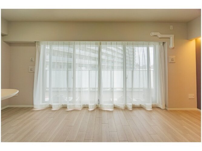 柔らかな色合いのフローリングと清潔感のあふれる白のクロスが明るい空間を創り出しているLDK。 柔らかな色合いのフローリングと清潔感のあふれる白のクロスが明るい空間を創り出しているLDK。