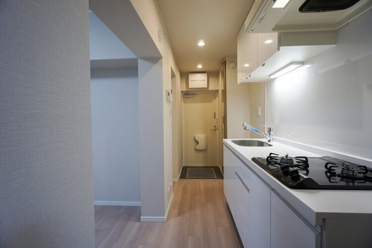 柔らかな色合いのフローリングと清潔感のあふれる白のクロスが明るい空間を創り出しているリビングダイニング。 柔らかな色合いのフローリングと清潔感のあふれる白のクロスが明るい空間を創り出しているリビングダイニング。