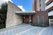 平成築、総戸数70戸のマンション。最寄り駅「海老名」駅まで徒歩9分ほど。 平成築、総戸数70戸のマンション。最寄り駅「海老名」駅まで徒歩9分ほど。