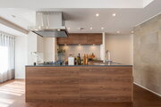 存在感を放つアイランドキッチンが、お部屋の主役に。田中工藝製オリジナルキッチンです。職人さんの繊細な技術で重厚感があり洗練された空間を創りあげました。