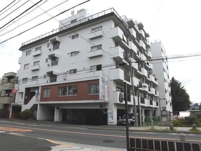 共用設備として、エレベータ、夜間オートロック設置のマンションです。徒歩1分の距離にバス停があります。 共用設備として、エレベータ、夜間オートロック設置のマンションです。徒歩1分の距離にバス停があります。