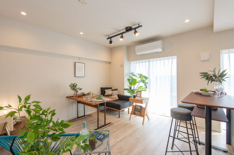 南向きの窓からたっぷりの光を招き、やすらぎに包まれたリビングダイニングキッチンです。『日常』という大切な時間を豊かに、快適にお過ごしいただける空間です。 南向きの窓からたっぷりの光を招き、やすらぎに包まれたリビングダイニングキッチンです。『日常』という大切な時間を豊かに、快適にお過ごしいただける空間です。