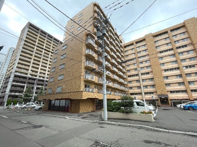 統一した色調でデザインされたマンションは周囲と調和した景観を生み出しています。 統一した色調でデザインされたマンションは周囲と調和した景観を生み出しています。