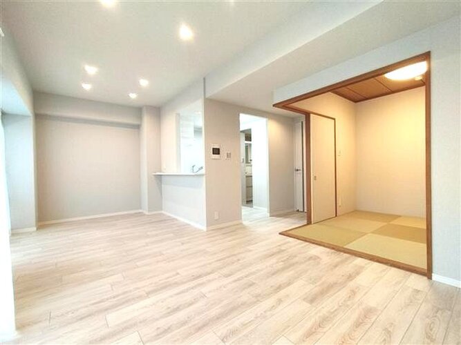 広さ約11帖のリビングでは、ゆったりとくつろげ、あなたの暮らしをより豊かに演出してくれます。 広さ約11帖のリビングでは、ゆったりとくつろげ、あなたの暮らしをより豊かに演出してくれます。