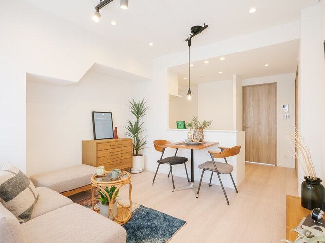 南向きの窓からたっぷりの日差しを取り込み、心安らぐリビングダイニングキッチンです。自分の世界に没頭する時間も、ご家族の団らんも大切にできる空間です。 南向きの窓からたっぷりの日差しを取り込み、心安らぐリビングダイニングキッチンです。自分の世界に没頭する時間も、ご家族の団らんも大切にできる空間です。